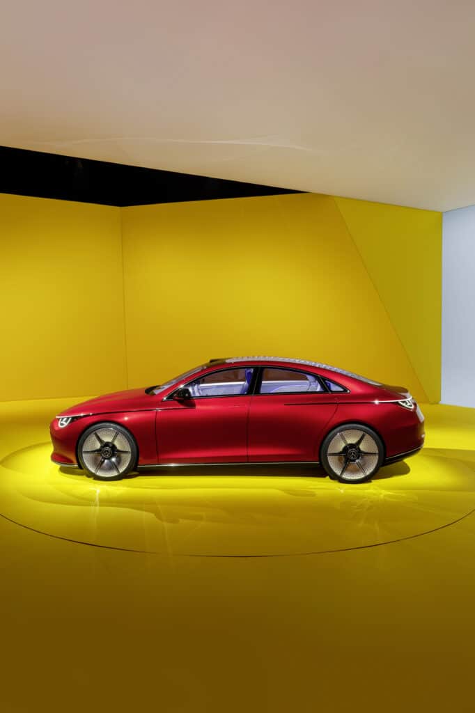 מבט צד על המרצדס CLA קונספט החשמלית