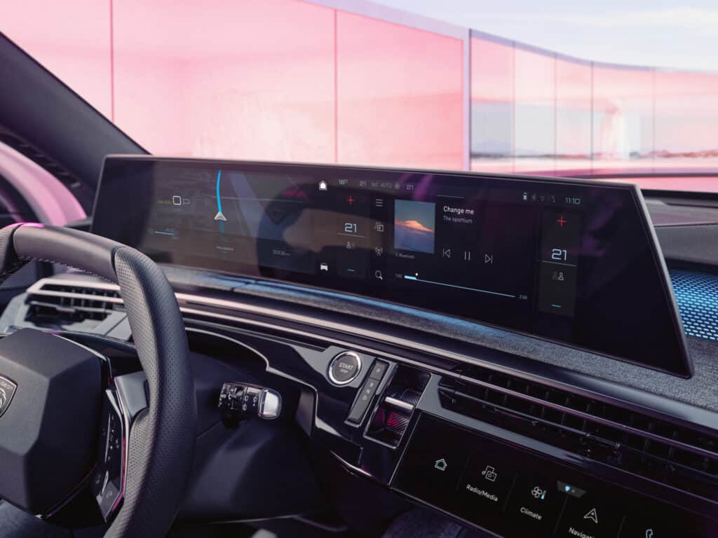 מסך המולטימדיה בפיג׳ו E-3008 החשמלית