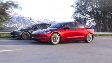 שני רכבי טסלה מודל 3 מתיחת פנים 2024 על הכביש