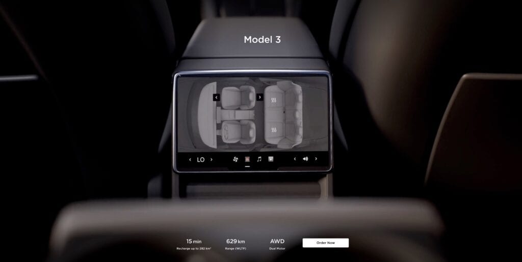 מסך מולטימדיה אחורי לרווחת הנוסעים בטסלה מודל 3
