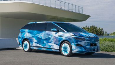 תמונה בהסוואה של המיניוואן החשמלי אקספנג X9