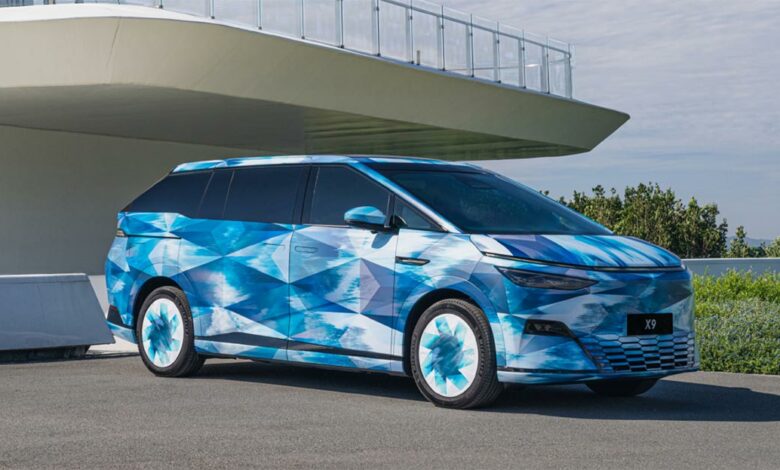 תמונה בהסוואה של המיניוואן החשמלי אקספנג X9