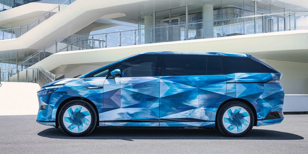 תמונת צד בהסוואה של המיניוואן החשמלי אקספנג X9