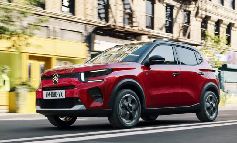 סיטרואן e-C3 חשמלית בצבע אדום בנסיעה בעיר