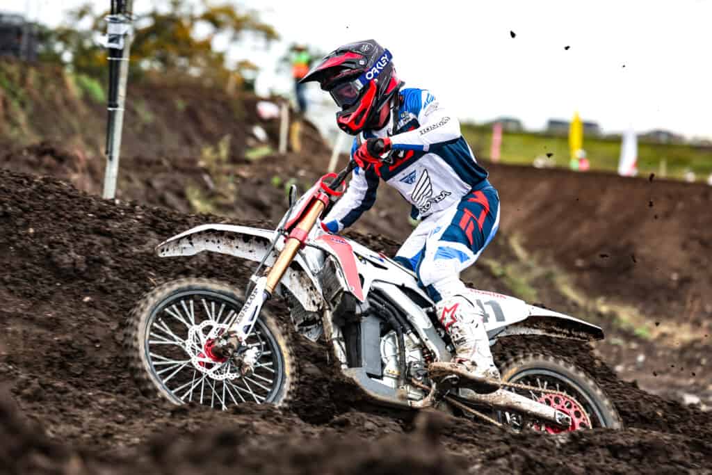 אופנוע מוטוקרוס חשמלי CR Proto במירוץ