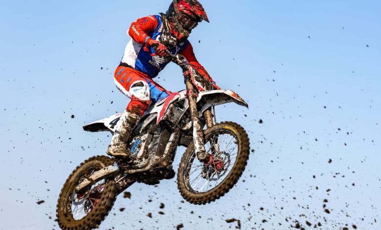 אופנוע מוטוקרוס חשמלי CR Proto בקפיצה באוויר