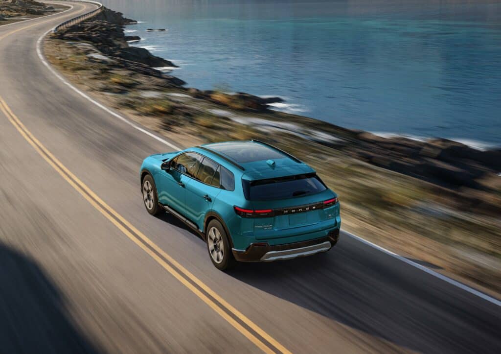 מבט מלמעלה על ההונדה פרולוג בנסיעה