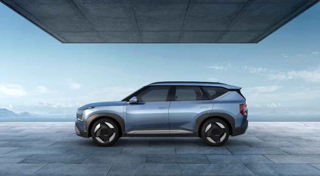 מבט צד של הקיה EV5 החשמלי