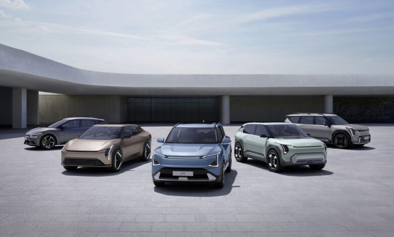 סדרת דגמים חשמליים מלאים של חברת קיה עומדים זה לצד זה