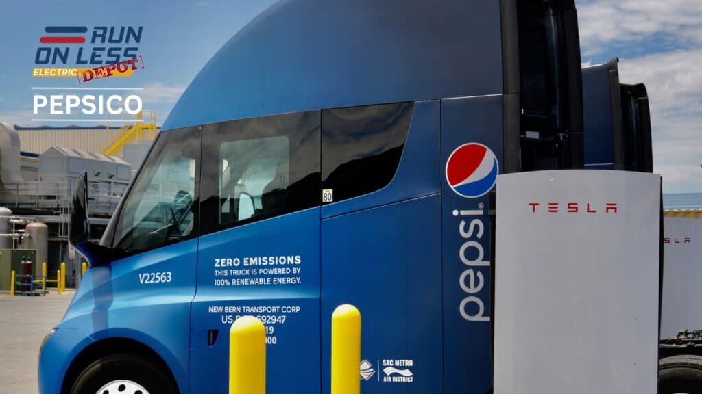 משאית חשמלית מסוג טסלה סמי צבועה בכחול עם הלוגו של פפסי ועם הכיתוב Zero Emissions מחוברת לעמדת טעינה מהירה של חברת טסלה