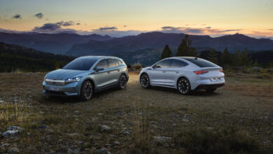 שני רכבי סקודה אניאק גרסת 2024 אחד לצד השני