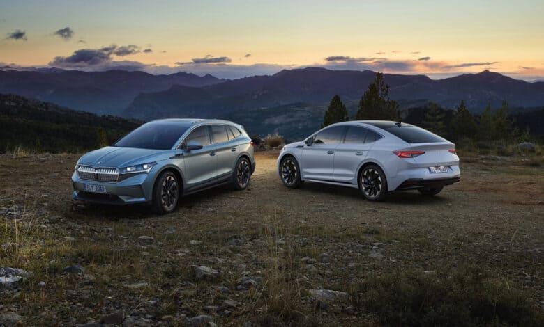 שני רכבי סקודה אניאק גרסת 2024 אחד לצד השני