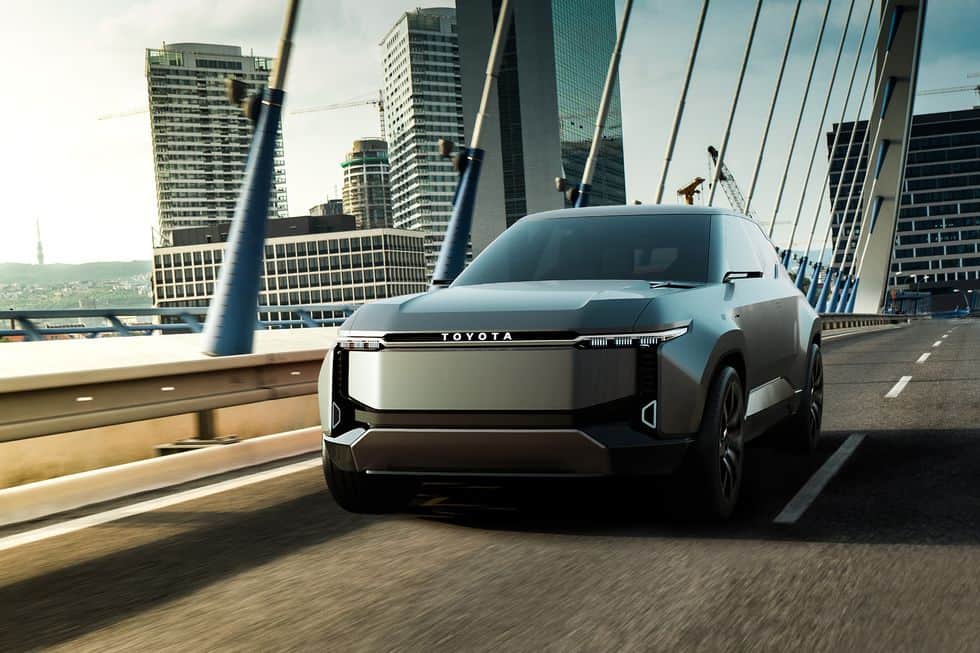 רכב הקונספט טויוטה לנד קרוזר Se חשמלי בנסיעה על גשר