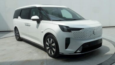 מבט קדמי על וולוו EM90, מיניוואן חשמלי מבית וולוו