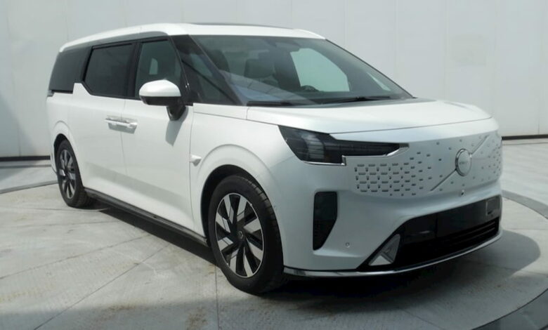 מבט קדמי על וולוו EM90, מיניוואן חשמלי מבית וולוו