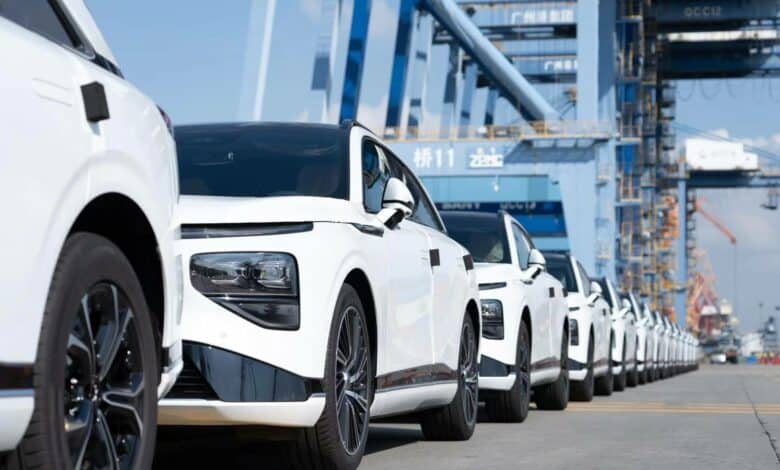 שורה של רכבי XPENG חשמליים בדרכם לישראל