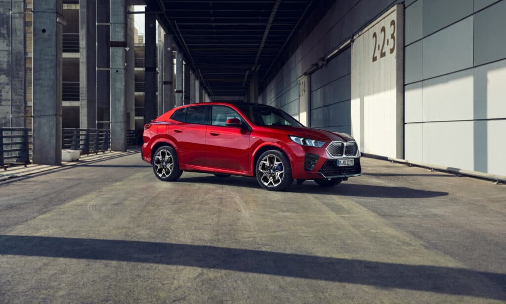 ב.מ.וו iX2 אדומה