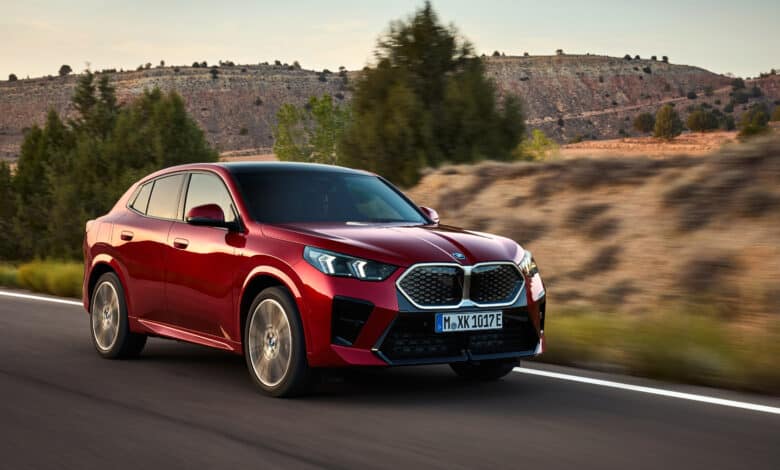 ב.מ.וו iX2 אדומה בנסיעה על כביש