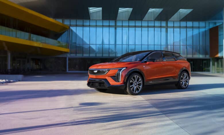 קאדילק אופטיק, רכב פנאי חשמלי בצבע כתום בנסיעה על כביש עירוני