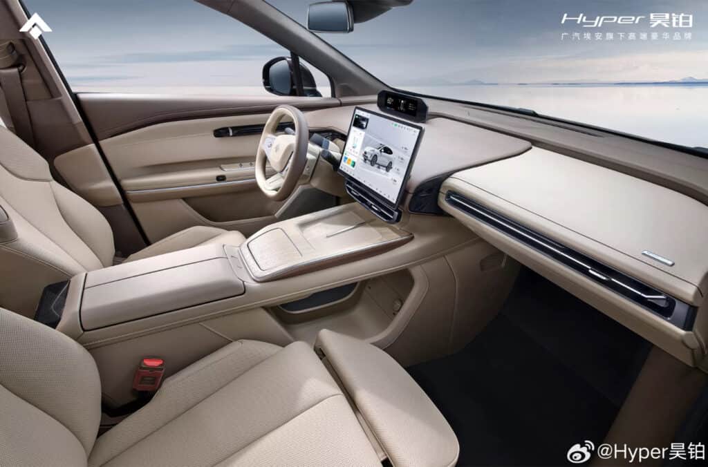 סביבת הנהג ומערכת המולטימדיה של ה-GAC Aion הייפר HT הדומה מאוד למודל X של טסלה