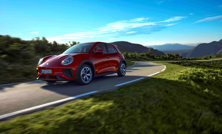 ORA פאנקי קאט חשמלית בצבע אדום בנסיעה בכביש בינעירוני