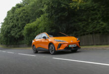 MG4 בצבע כתום בנסיעה על כביש