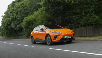 MG4 בצבע כתום בנסיעה על כביש