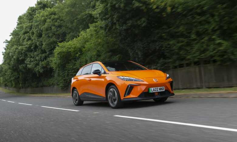 MG4 בצבע כתום בנסיעה על כביש