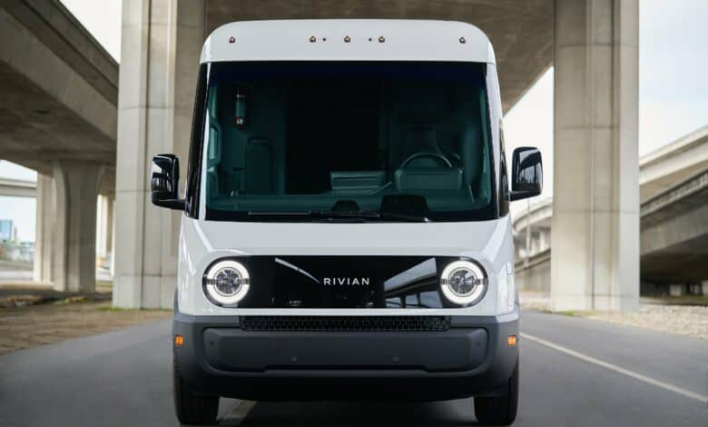 מבט קדמי על וואן המשלוחים החשמלי של ריביאן