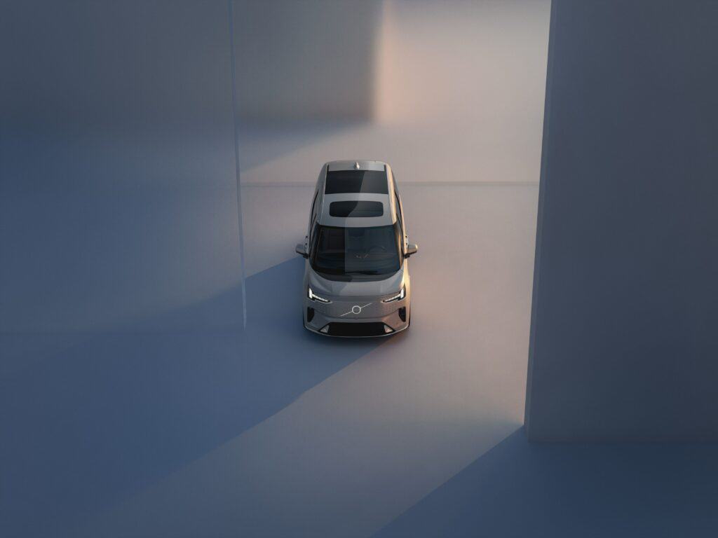 מבט ממעוף הציפור על המיניוואן החשמלי וולוו EM90