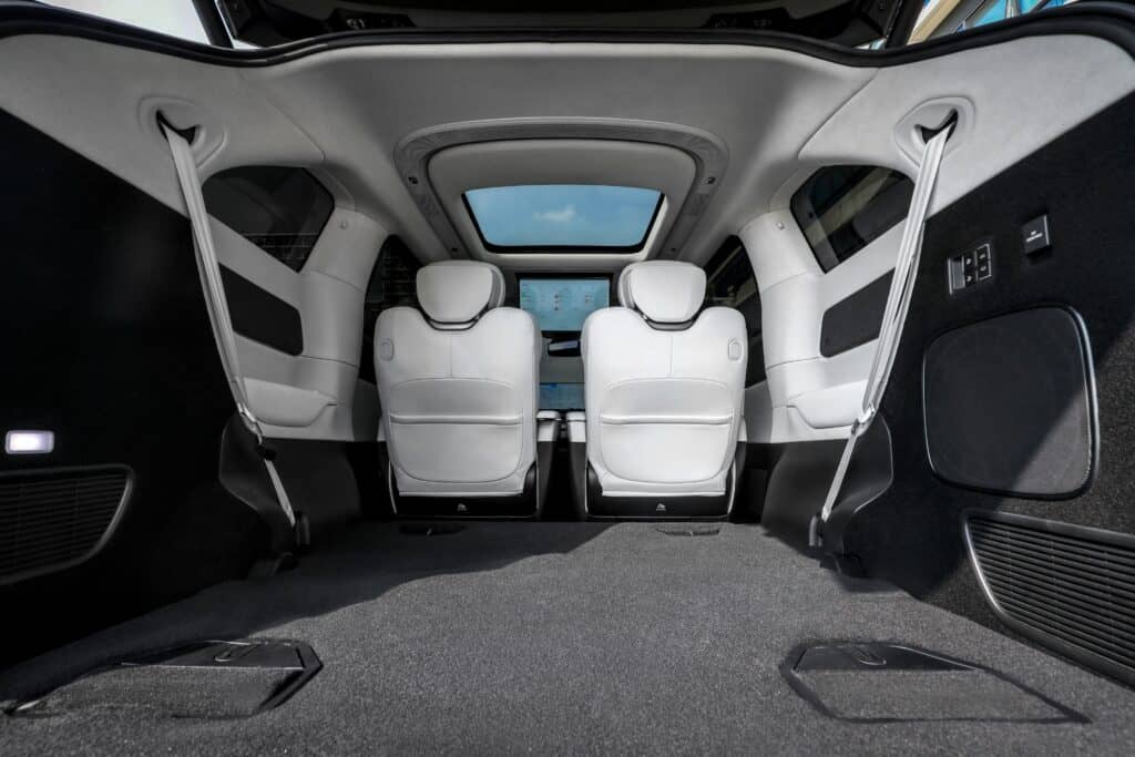 תא מטען ענק ב-אקספנג X9 לאחר קיפול שורת המושבים השלישית