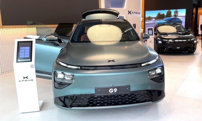 שני רכבים חשמליים של XPENG באולם התצוגה של freesbe בראשון לציון