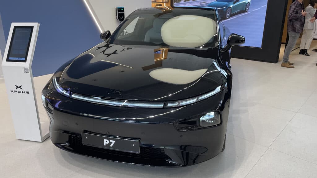 אקספנג P7 סדאן חשמלי בצבע שחור באולם התצוגה
