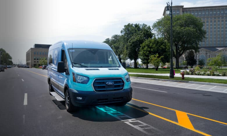 פורד טרנזיט חשמלי בנסיעה על כביש חשמלי שמטעין אותו בדטרויט, ארצות הברית