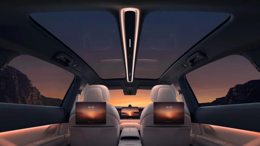 שני מסכים גדולים התלויים בגב המושבים הקדמיים לנוחותם של היושבים בחלקו האחורי של הניו ET9