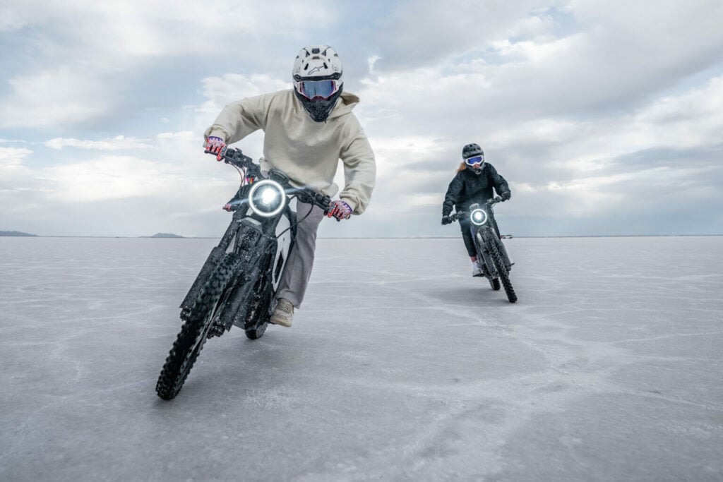 שני אופנועים של ניו XQi3 בשטח מושלג