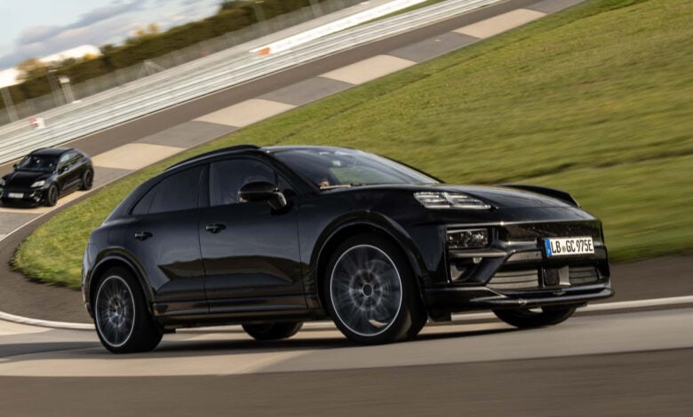 פורשה מקאן EV חשמלית על המסלול