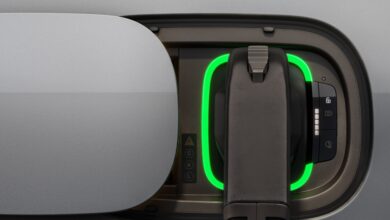 שקע הטעינה של הריינג׳ רובר החשמלי עם מסגרת מוארת בלד ירוק לשקע הטעינה