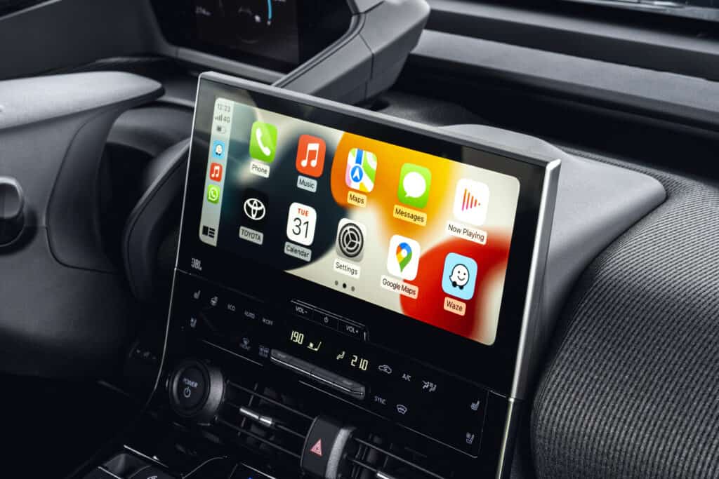 מסך המולטימדיה של הטויוטה bZ4X מחובר לאפל קארפליי ומציג אפליקציות על המסך