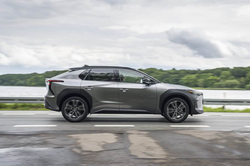מבט צד על הרכב החשמלי טויוטה bZ4X בצבע אפור כסוף
