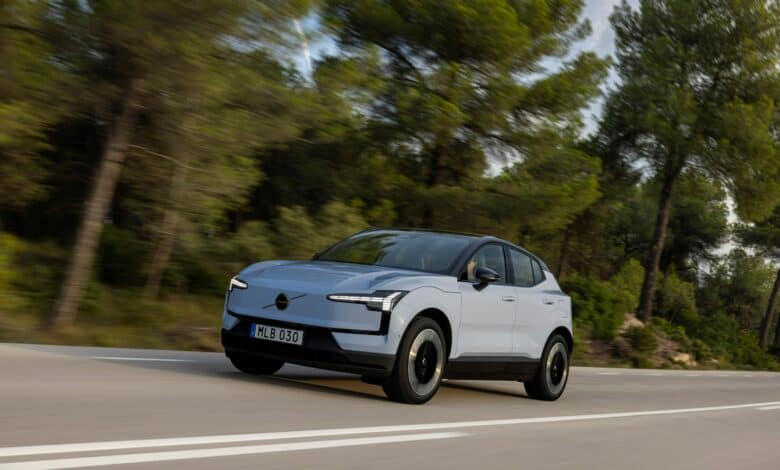 וולוו EX30 חשמלית בצבע אפור כחול בנסיעה על כביש