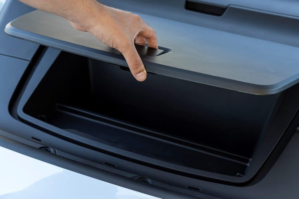 תא המטען הקדמי (ה-Frunk) ברכב וולוו EX30