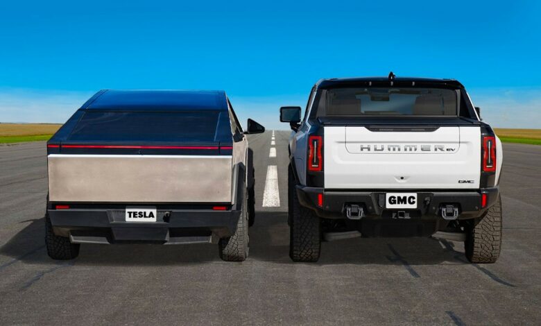 טסלה סיברביסט עומד לצד האמר חשמלי בתחילת מסלול דראג