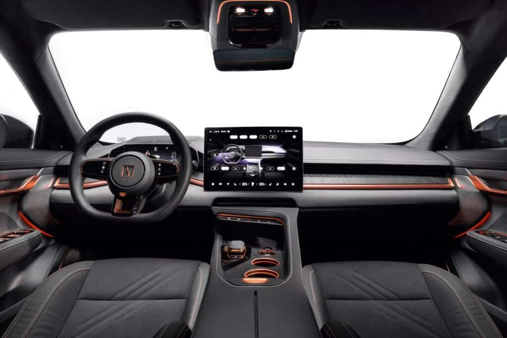 פנים הרכב של הזיקר 001