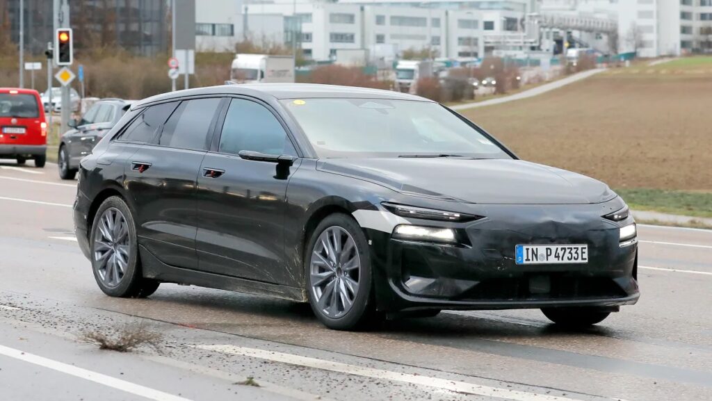 אאודי A6 אוואנט אי-טרון סטיישן על הכביש