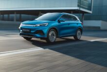 BYD אטו 3 בצבע כחול בנסיעה בעיר