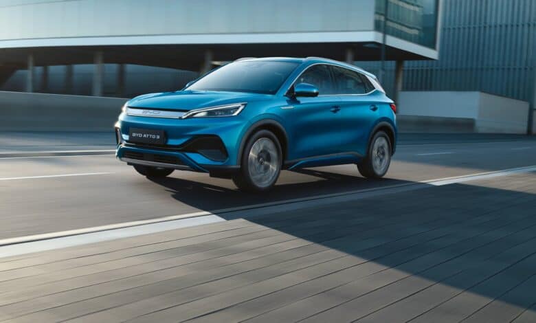 BYD אטו 3 בצבע כחול בנסיעה בעיר