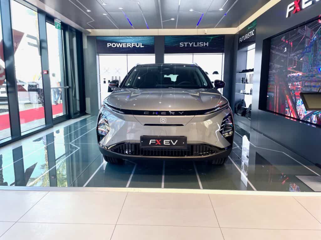 מבט קדמי על צ׳רי FX EV באולם התצוגה