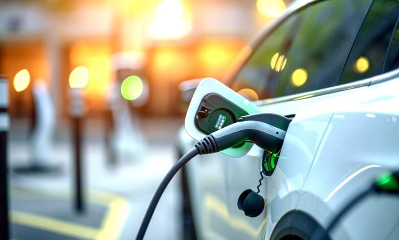 רכב חשמלי מחובר לעמדת טעינה