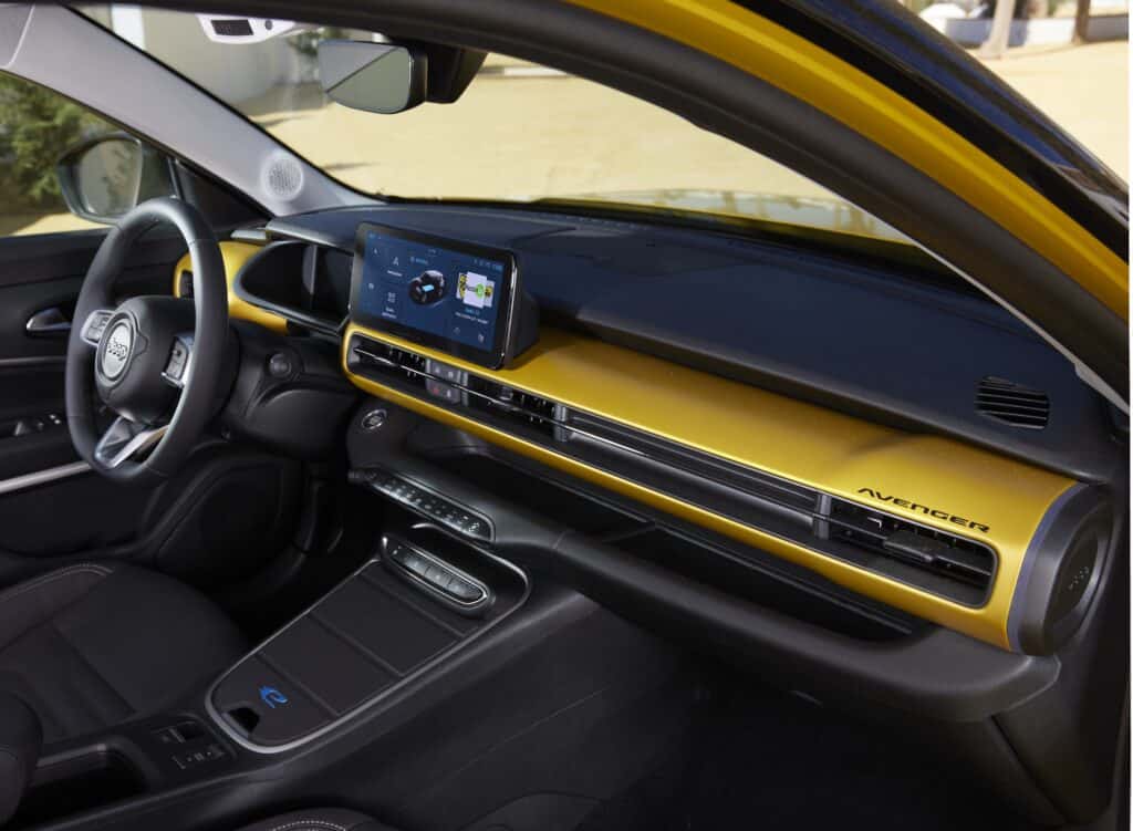 פנים הרכב של ג׳יפ אוונג׳ר החשמלי